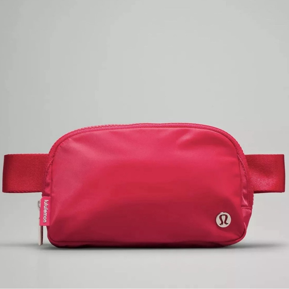 Lululemon Everywhere Belt Bag 1L
Wordmark/Cherry Mist